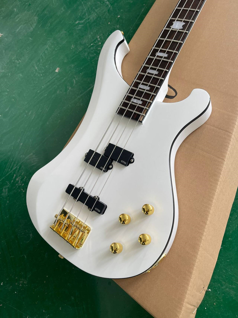 Bass Guitar Fretless - ホワイト4弦エレキベースギター、ローズウッド指板、ゴールドハードウェア、カスタマイズサービスを提供