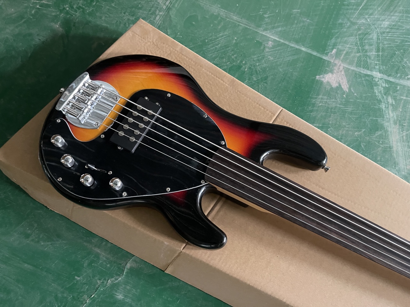 5弦サングラスセットベースギター、フレットレスベース、固定ブ - Bass Guitar Fretless のレビューと価格