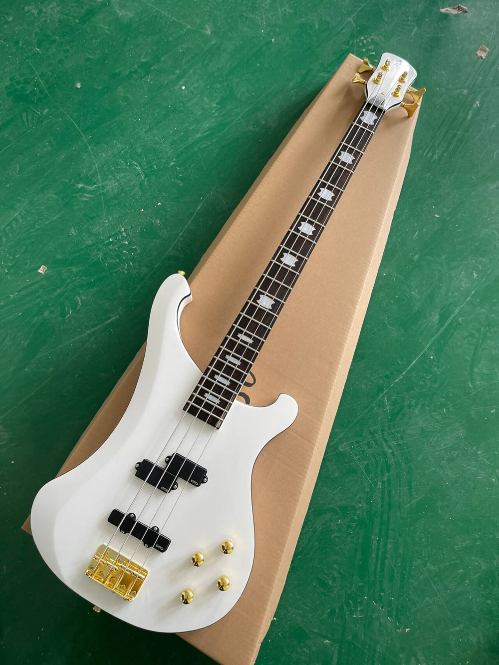 ホワイト4弦エレキベースギター、ローズウッド指板、ゴールドハ - Bass Guitar Fretless のレビューと価格