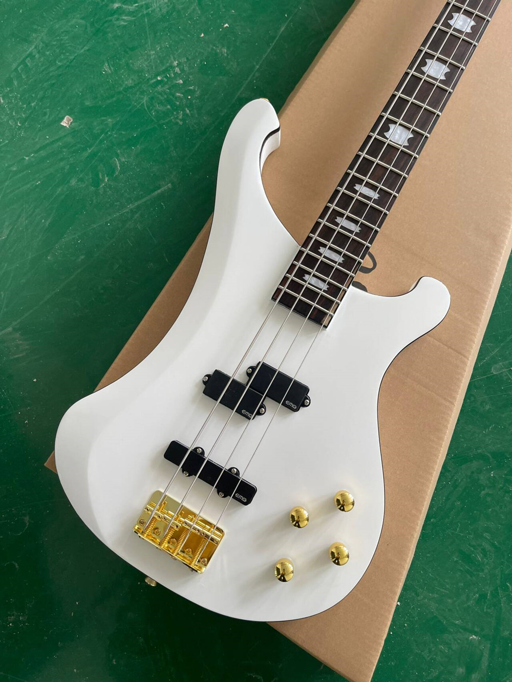 ホワイト4弦エレキベースギター、ローズウッド指板、ゴールドハ - Bass Guitar Fretless のレビューと価格