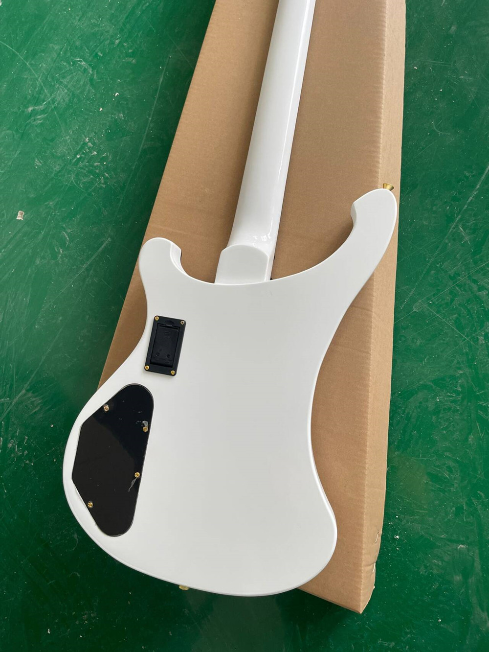 ホワイト4弦エレキベースギター、ローズウッド指板、ゴールドハ - Bass Guitar Fretless のレビューと価格